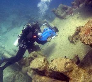 Diver investigates a cultural heritage site (photo courtesy NMSF).