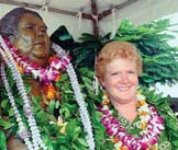 Jan-Michelle Sawyer and Bruddah Iz statue, both with lei