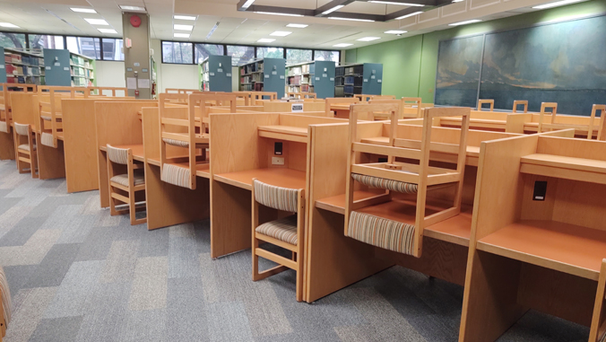 desks in U H law library