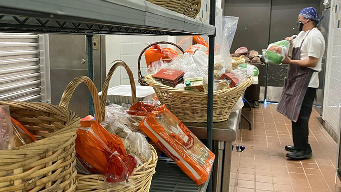 person prep food baskets