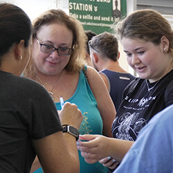 student and parent receiving move in information