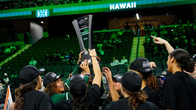 Womenʻs basketball team with trophy