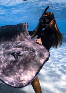 maria lujan achirica swimming with manta ray