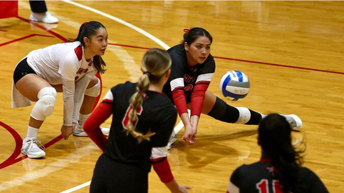 U H Hilo volleyball players