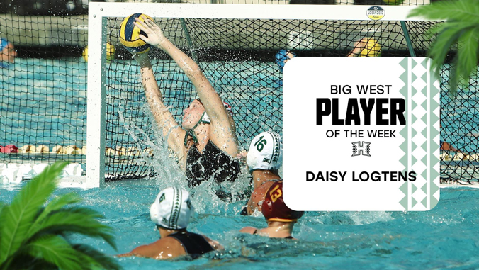 Daisy Logtens playing water polo.