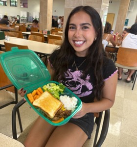 amelie kitakis with her reusable takeout container