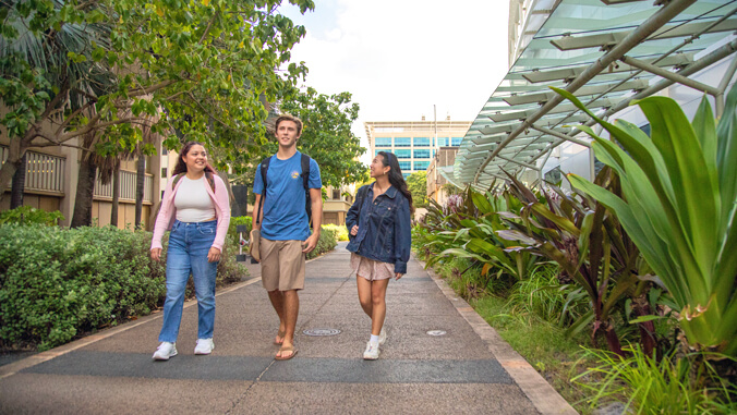 U H Manoa students walking