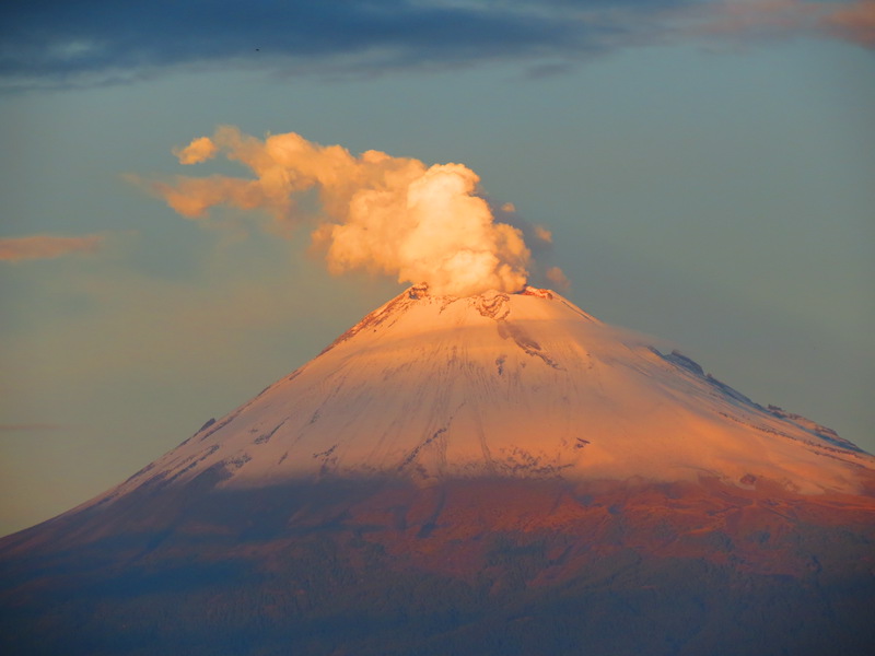 Photograph of Popocatéptl Volcano by Luisalvaz